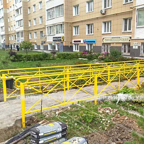 Промежуточная секция с поручнем