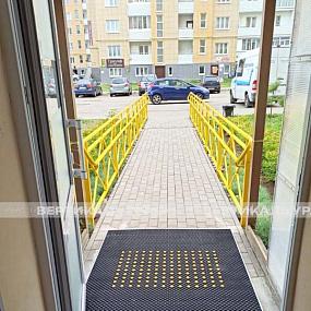 Промежуточная секция с поручнем